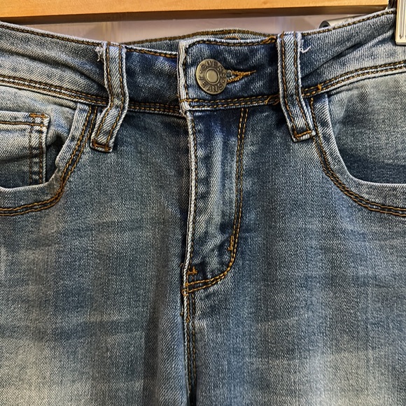 Guess jean with no rips blue. - Picture 2 of 7